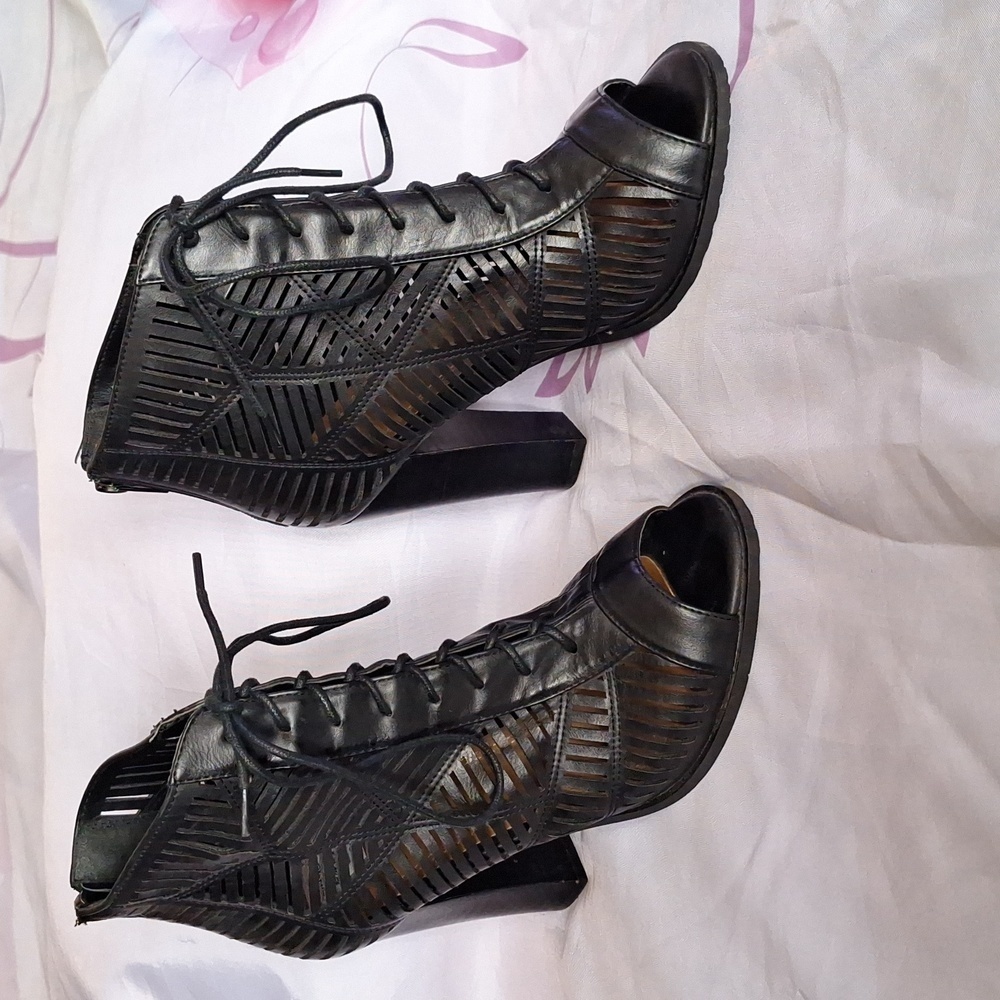 Chelsea Moreland Shoes